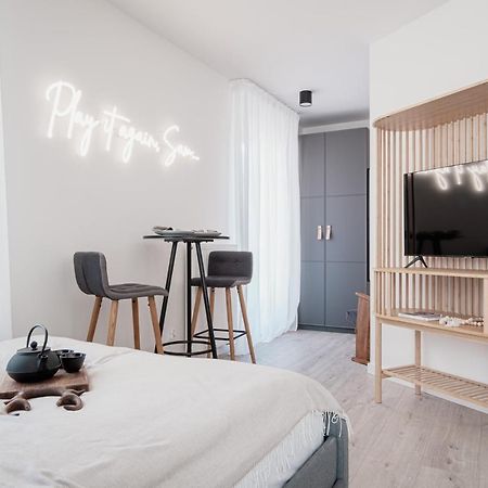 Homewell Apartments Game And Movie Познан Екстериор снимка